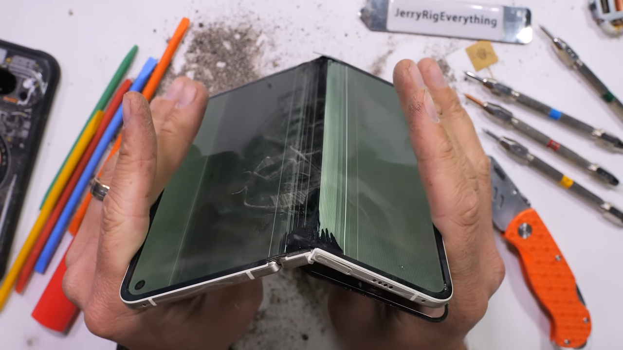 L’écran intérieur du Pixel 10 Pro Fold après le test de torsion, affichant des fissures et un dommage irréversible.