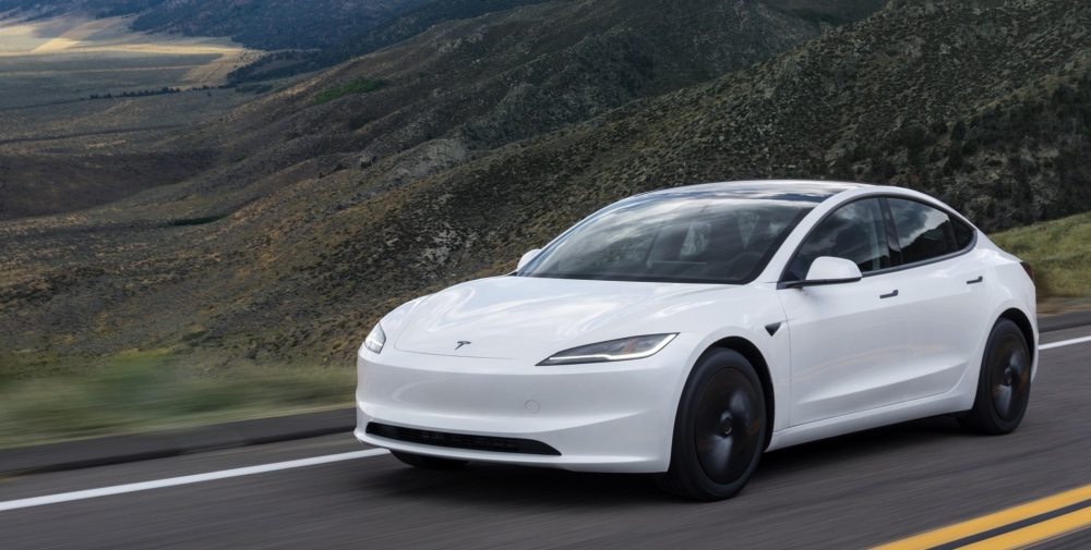 Tesla Model 3 blanche, vue de profil, design presque inchangé depuis 2018, symbole de durabilité logicielle. (Crédit : Tesla)