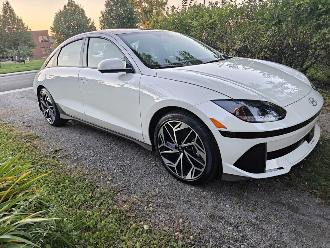 Hyundai Ioniq 6 Ultimate blanc sérénité, voiture électrique élégante et aérodynamique, modèle 2025.