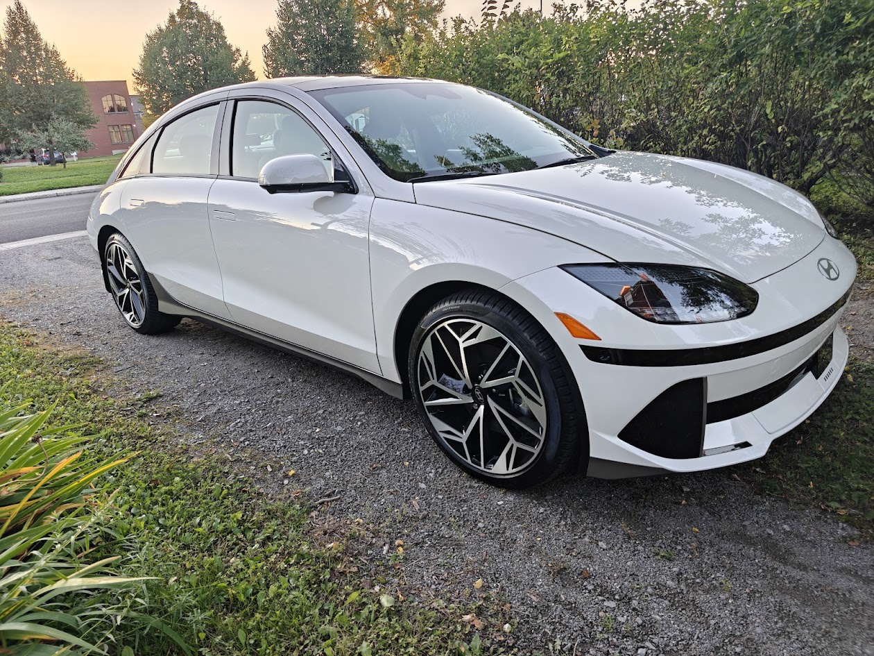 Hyundai Ioniq 6 Ultimate blanc sérénité, voiture électrique élégante et aérodynamique, modèle 2025.