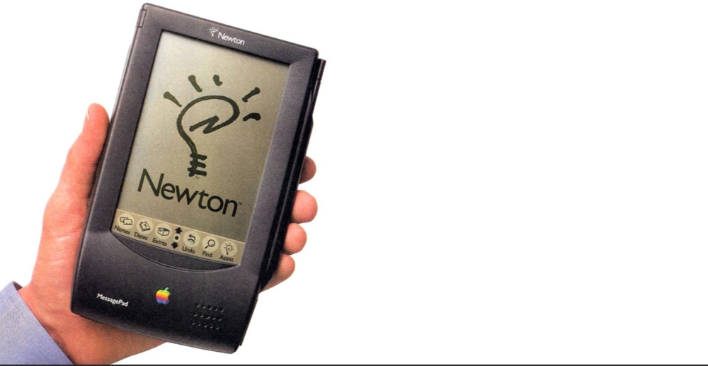 Assistant numérique Apple Newton dans la main d'un utilisateur