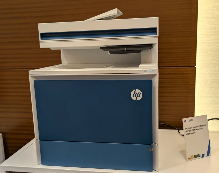 HP Color LaserJet Enterprise MFP 5800dn, une imprimante multifonction présentée au CES 2026 intégrant HP pour Microsoft 365 Copilot, permettant la numérisation intelligente, le résumé de documents et l’intégration à OneDrive et SharePoint. Photo : Steeve Fortin