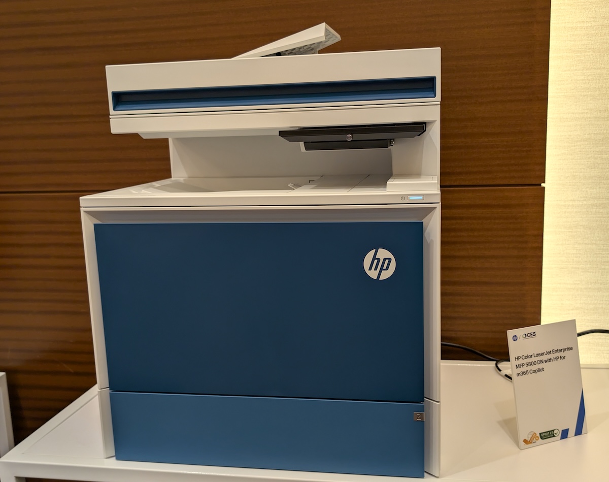 HP Color LaserJet Enterprise MFP 5800dn, une imprimante multifonction présentée au CES 2026 intégrant HP pour Microsoft 365 Copilot, permettant la numérisation intelligente, le résumé de documents et l’intégration à OneDrive et SharePoint. Photo : Steeve Fortin