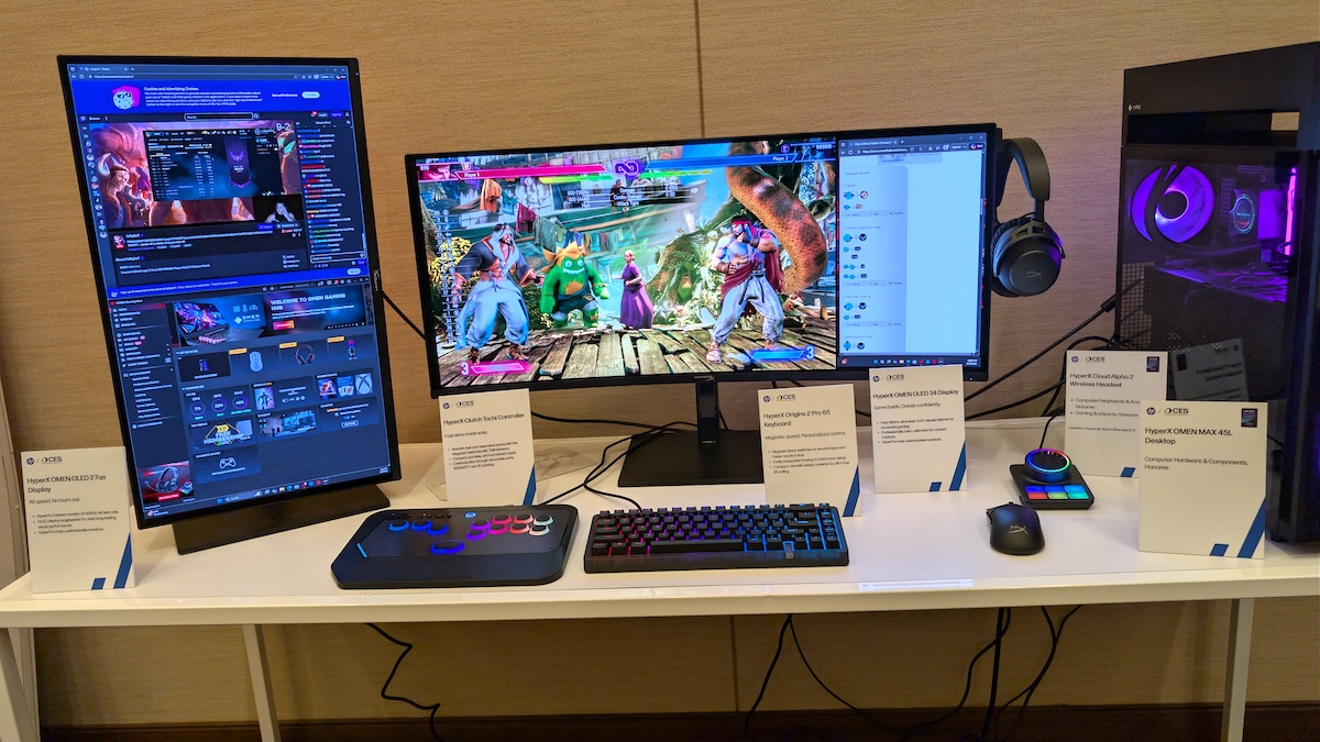Espace de démonstration HyperX au CES 2026, mettant en vedette des accessoires pour le jeu vidéo, dont la manette de style arcade Clutch Tachi et le clavier Origins 2 Pro 65. Photo : Steeve Fortin